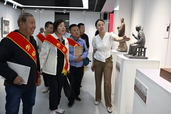 翻翻配资 西安市总工会庆祝全总百年华诞劳模风采艺术展开幕